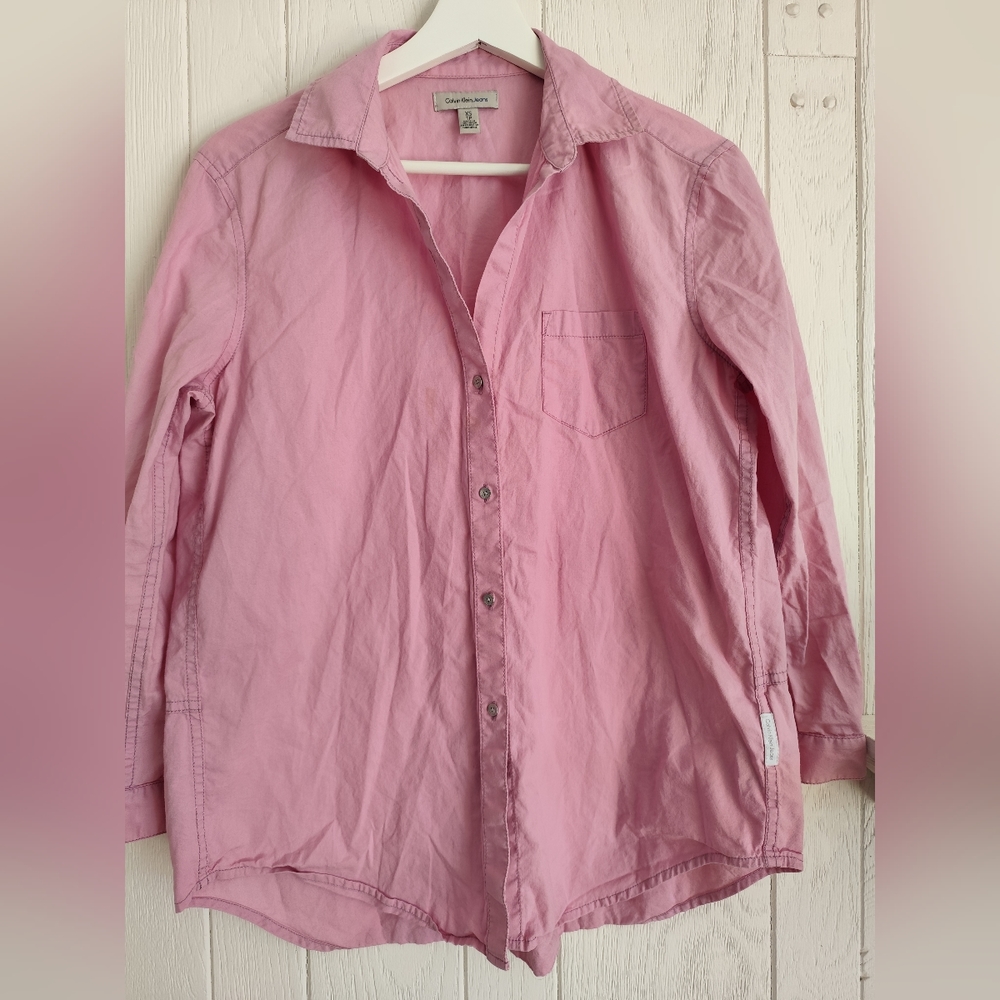 3/$25💙 Calvin Klein jeans, pink button down long sleeve shirt Size XS
